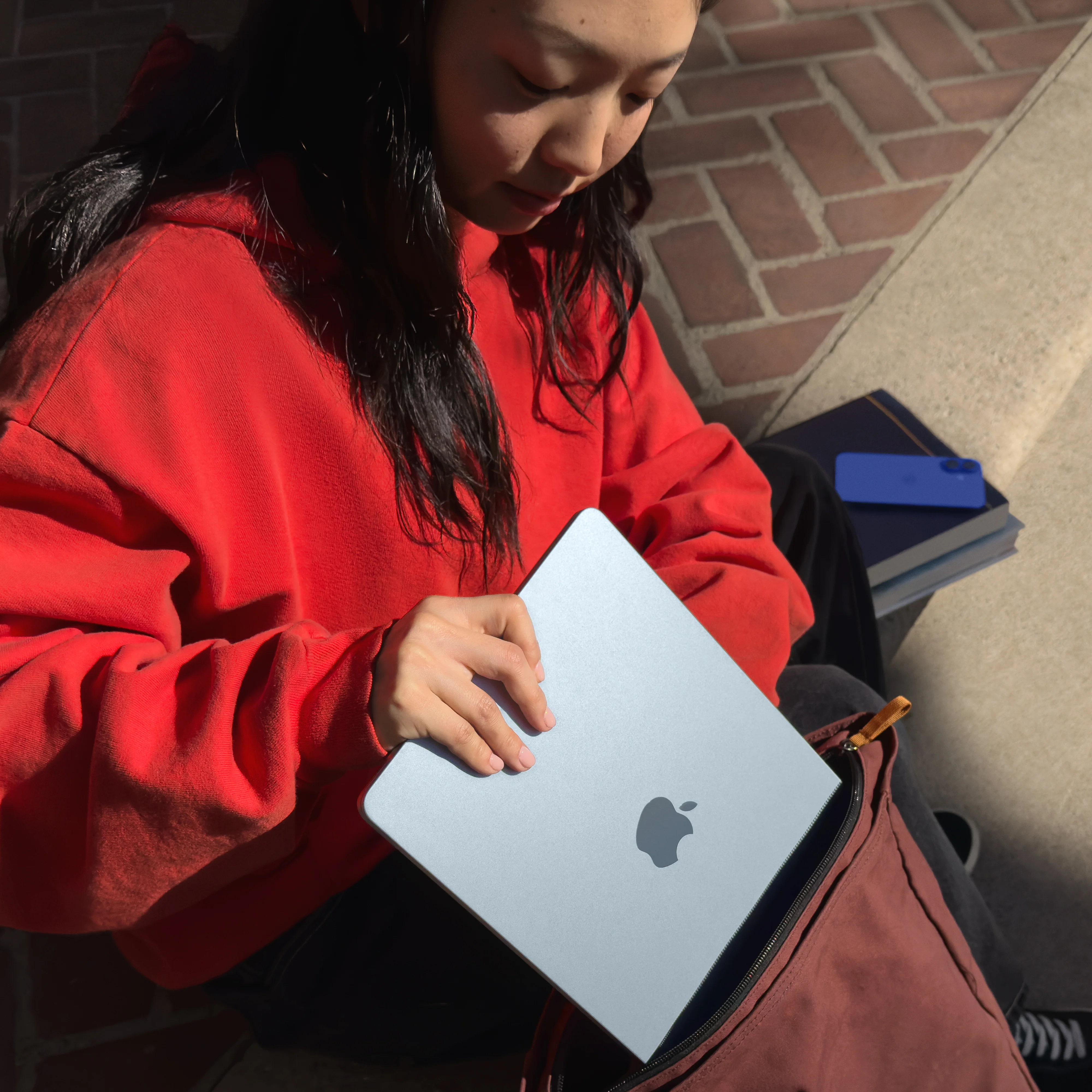 13-inch MacBook Air: Apple M4 chip with 10-core CPU and 10-core GPU, 512GB SSD - Midnight - Image 8