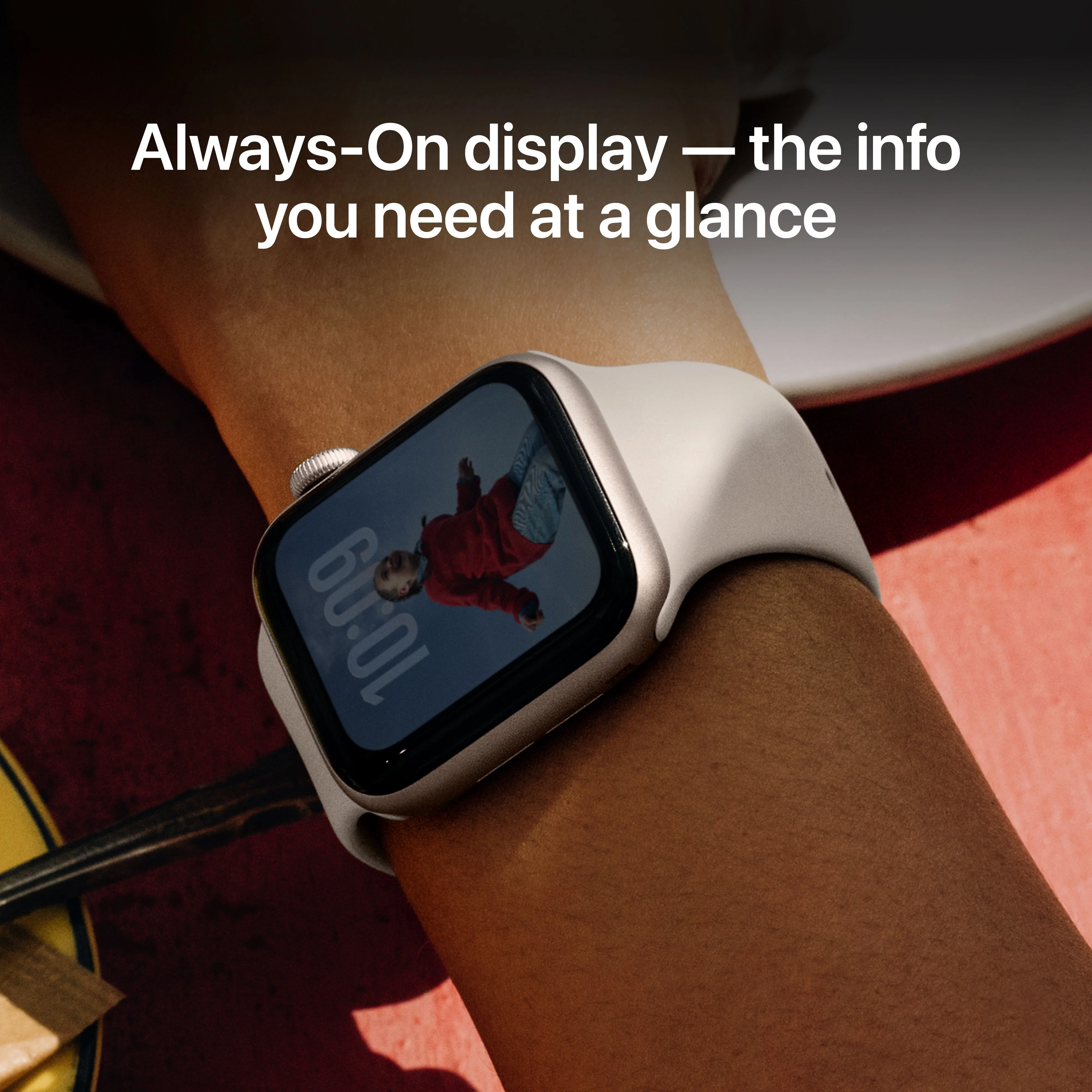 Apple Watch SE 3 GPS + Cellular 40mm Starlight Aluminium Case with Starlight Sport Band - M/L - Image 5