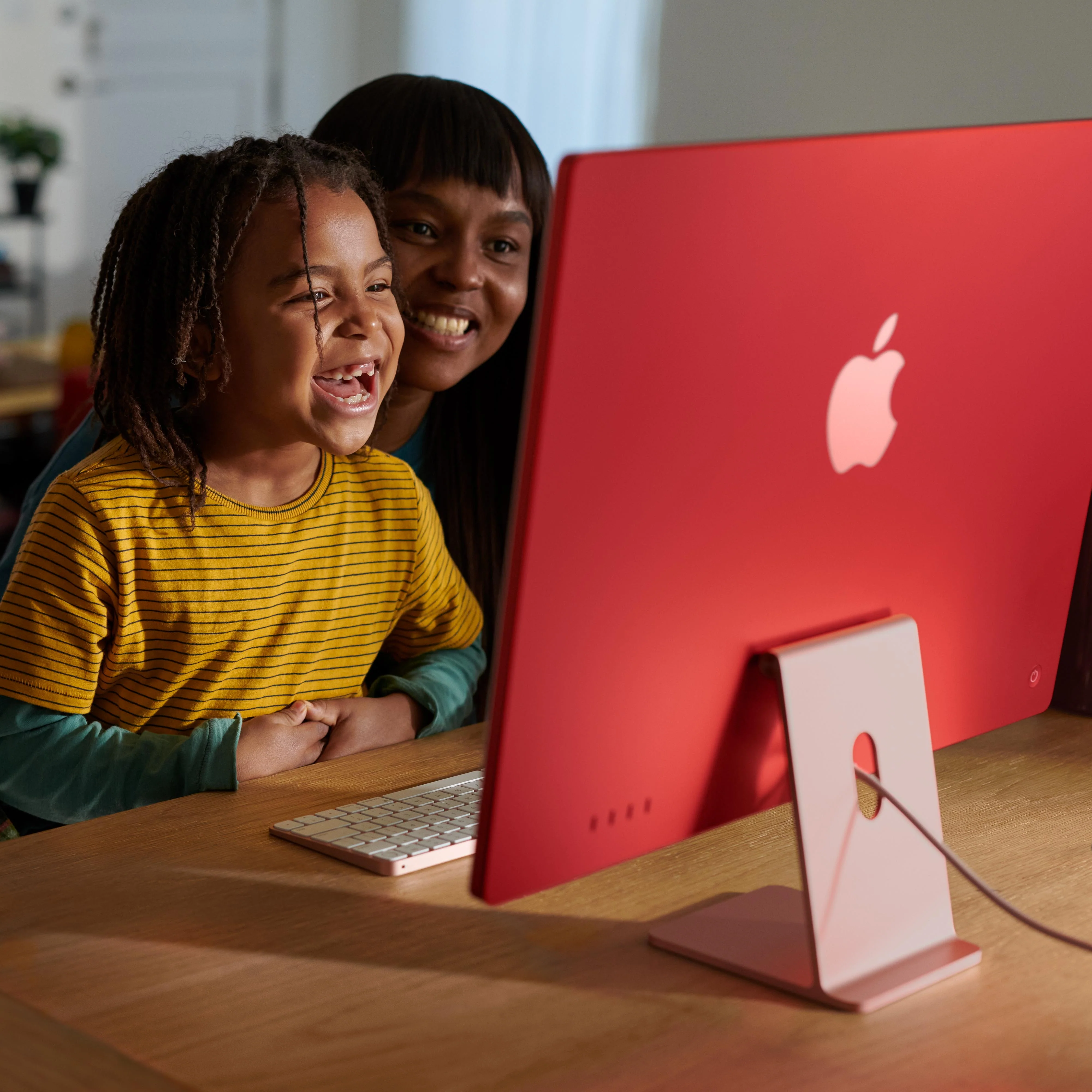 24-inch iMac with Retina 4.5K display: Apple M3 chip with 8‑core CPU and 10‑core GPU, 512GB SSD - Blue - Image 6
