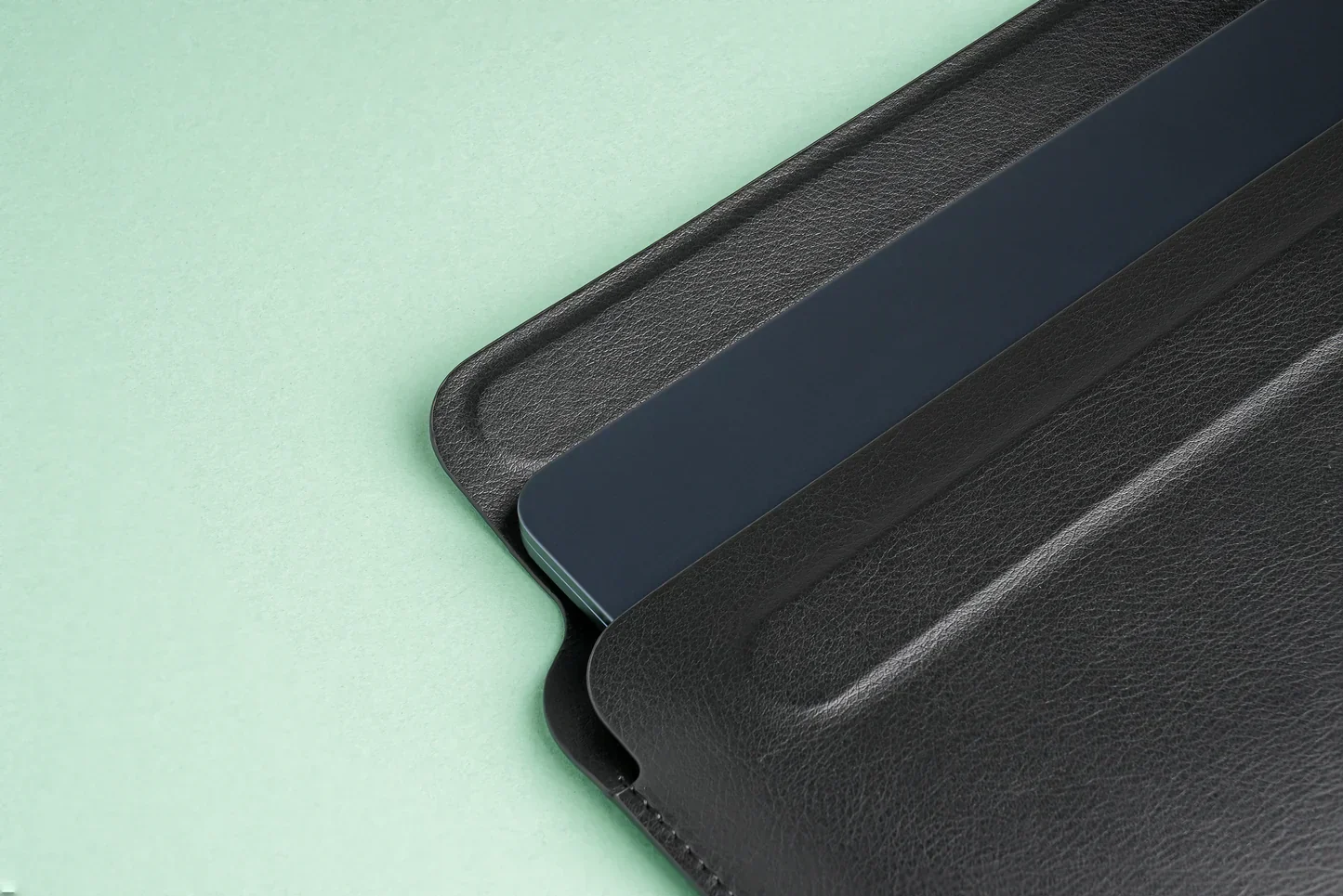 TEKNE Vegan Leather Cover for Macbook-13" and iPad-Black - Image 4